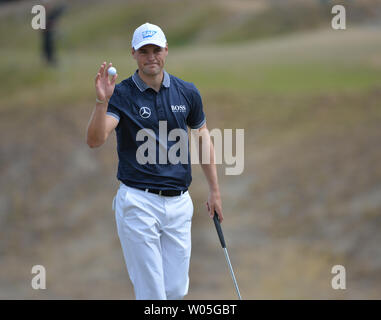 Martin Kaymer di Germania mantiene la sua palla al diciassettesimo verde della 115U.S. Campionato Open a camere Bay il 18 giugno 2015 in posto all'Università di Washington. Foto di Kevin Dietsch/UPI Foto Stock