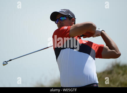 Adam Scott tee off sul secondo foro durante il quarto round del 115U.S. Campionato Open a Camere Baia su Giugno 21, 2015 in posto all'Università di Washington. Foto di Terry Schmitt/UPI Foto Stock