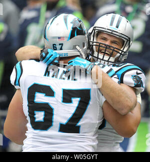 Carolina Panthers stretto fine Greg Olsen avvolge il suo centro lineman Ryan Kalil (67) dopo la cattura il touchdown vincente contro i Seattle Seahawks al campo CenturyLink a Seattle il 18 ottobre 2015. Le Pantere è venuto da dietro con 32 secondi rimanenti nel quarto trimestre per battere il Seahawks 27-23. Foto di Jim Bryant/UPI Foto Stock