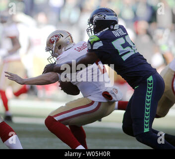 Seattle Seahawks difensivo fine Cliff Avril (56) Sacchi San Francisco 49ers quarterback Blaine Gabbert (2) in campo CenturyLink a Seattle, Washington il 22 novembre 2015. Il Seahawks battere il 49ers 29-13. Foto byJim Bryant/UPI Foto Stock