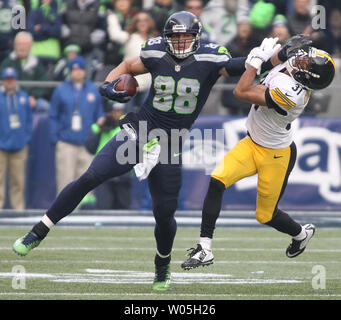 Seattle Seahawks stretto fine Jimmy Graham (88) bracci rigidi il suo modo per un primo verso il basso contro Pittsburgh Steelers cornerback Ross Cockrell (31) in campo CenturyLink a Seattle, Washington il 29 novembre 2015. Il Seahawks battere lo Steelers 39-30. Foto di Jim Bryant/UPI Foto Stock