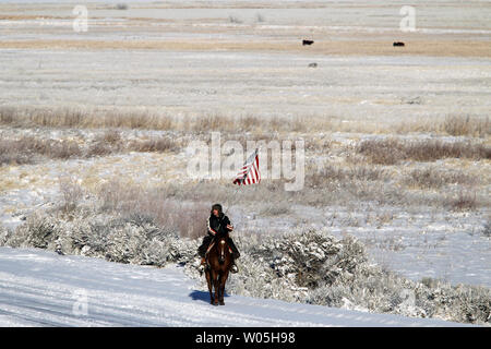 Duane Ehmer, di Irrigon, Oregon, gite a perimetro su Hellboy, all'Malheur National Wildlife Reserve on gennaio 15, 2016 in Burns, Oregon. Ehmer è stata tirando sentinella durante l'acquisizione. Ammon Bundy e circa 20 altri manifestanti hanno preso oltre il rifugio a gennaio 2 dopo un rally per sostenere i detenuti allevatori locali Dwight Hammond Jr e suo figlio Steven Hammond. Foto di Jim Bryant/UPI Foto Stock