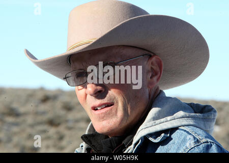 LaVoy Finicum, portavoce per i militanti armati parla durante una conferenza stampa presso la Malheur National Wildlife Reserve on gennaio 15, 2016 in Burns, Oregon. Ammon Bundy e circa 20 altri manifestanti hanno preso oltre il rifugio a gennaio 2 dopo un rally per sostenere i detenuti allevatori locali Dwight Hammond Jr e suo figlio Steven Hammond. Foto di Jim Bryant/UPI Foto Stock