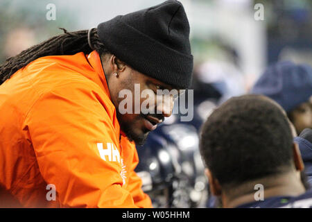 Ex Seattle Seahawks running back Marshawn Lynch, sinistra, colloqui a Michael Bennett durante la partita contro i Carolina Panthers al campo CenturyLink a Seattle, Washington il 4 dicembre 2016. Seahawks sbattere le pantere 40-7. Foto di Jim Bryant/UPI Foto Stock