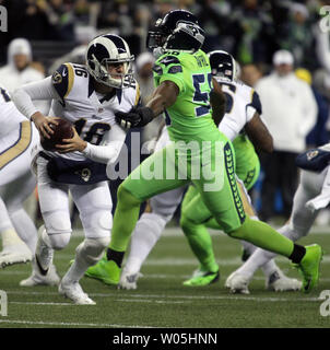 Los Angeles Rams quarterback Jared Goff (16) codifica lontano da Seattle Seahawks difensivo fine Cliff Avril (56) in campo CenturyLink a Seattle, Washington il 15 dicembre 2016. Il Seahawks battere i montoni 24-3. Foto di Jim Bryant/UPI Foto Stock