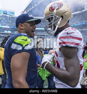 Seattle Seahawks quarterback Russell Wilson (3) parla di San Francisco 49ers defensive back Adrian Colbert (38) dopo la loro partita al campo CenturyLink a Seattle, Washington il 17 settembre 2017. Seattle Seahawks battere il San Francisco 49er di 12-9. Foto di Jim Bryant/UPI Foto Stock