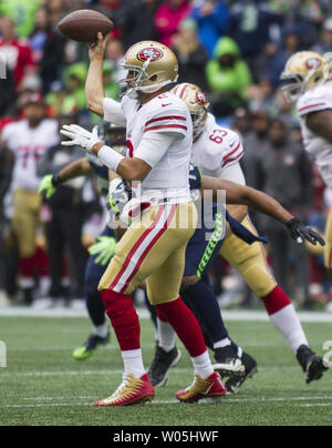 San Francisco 49ers quarterback Brian Hoyer (2) passa contro i Seattle Seahawks al campo CenturyLink a Seattle, Washington il 17 settembre 2017. Seattle Seahawks battere il San Francisco 49er di 12-9. Foto di Jim Bryant/UPI Foto Stock