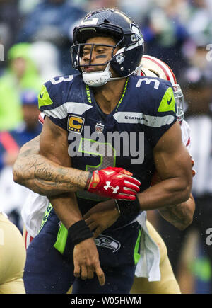 Seattle Seahawks quarterback Russell Wilson (3) è colpito da San Francisco 49ers difensivo fine Aaron Lynch (59) dopo il completamento di un passaggio al campo CenturyLink a Seattle, Washington il 17 settembre 2017. Seattle Seahawks battere il San Francisco 49er di 12-9. Foto di Jim Bryant/UPI Foto Stock