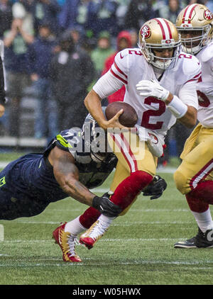 Seattle Seahawks difensivo fine Michael Bennett (72) affronta San Francisco 49ers quarterback Brian Hoyer (2) per un 2-cantiere perdita al campo CenturyLink a Seattle, Washington il 17 settembre 2017. Seattle Seahawks battere il San Francisco 49er di 12-9. Foto di Jim Bryant/UPI Foto Stock