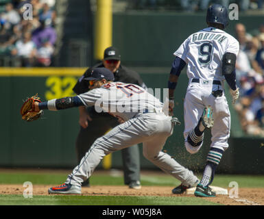 Houston Astros primo baseman Yuli Gurriel (10) afferra la palla dal secondo baseman Martin Gonzales prima di Seattle Mariners secondo baseman Dee Gordon (9) può raggiungere prima base nel settimo inning al Safeco Field il 1 agosto 2018 a Seattle. Houston Astros battere i Seattle Mariners 8-3 a prendere la serie 2-1. Foto di Jim Bryant/UPI Foto Stock
