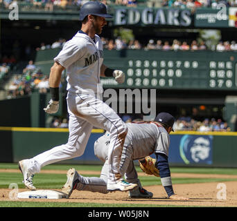 Seattle Mariners diritto fielder Mitch Haniger (17) non è in grado di battere il tiro da Houston Astros terzo baseman J.D. Davis (28) al primo baseman Yuli Gurriel (10) nella terza inning al Safeco Field il 1 agosto 2018 a Seattle. Houston Astros battere i Seattle Mariners 8-3 a prendere la serie 2-1. Foto di Jim Bryant/UPI Foto Stock