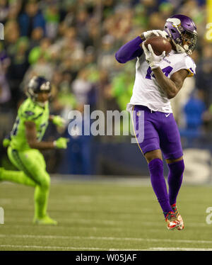 Minnesota Vikings wide receiver Diggs Stefon (14) Si ritiene che le catture di un pass per un quattro-cantiere-gain contro i Seattle Seahawks durante il secondo trimestre in campo CenturyLink su dicembre 10, 2018 a Seattle, Washington. Il Seahawks battere i vichinghi 21-7. Foto di Jim Bryant/UPI Foto Stock