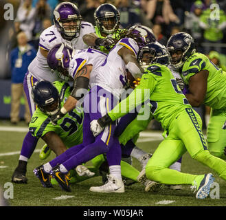 Seattle Seahawks difensivo fine Quinton Jefferson (99) e Seattle Seahawks tackle difensivo Jarran Reed (90) arresta Minnesota Vikings running back Dalvin Cook (33) per un gioco di cantiere nel corso del quarto trimestre a CenturyLink campo sul dicembre 10, 2018 a Seattle, Washington. Il Seahawks battere i vichinghi 21-7. Foto di Jim Bryant/UPI Foto Stock