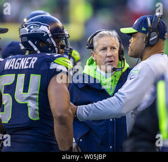 Seattle Seahawks head coach Pete Carroll, centro, huddle con coordinatore difensivo Ken Norton e capitano difensivo, Seattle Seahawks middle linebacker Bobby Wagner (54) durante il quarto trimestre contro l'Arizona Cardinals a CenturyLink campo sul dicembre 30, 2018 a Seattle, Washington. Seattle Seahawks battere i Cardinali 27-24. Foto da Jim Bryant/UPI Foto Stock