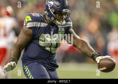 Seattle Seahawks tackle difensivo Jarran Reed (90) galoppa nella zona di estremità dopo il recupero di un fumble da Kansas City Chiefs running back Damien Williams (26) durante il secondo trimestre in campo CenturyLink su dicembre 23, 2018 a Seattle, Washington. Il Seahawks recuperato il fumble e andò sul battere i capi 38-31 per chiudere a tenuta un ormeggio di spareggio. Jim Bryant foto/UPI Foto Stock