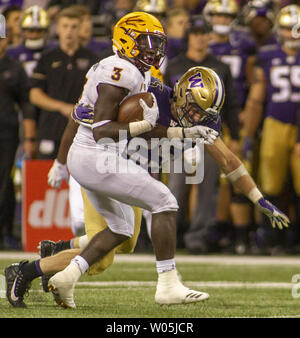 Arizona State Sun Devils running back Eno Benjamin (3) gira lontano da Washington Huskies linebacker Ben Burr-Kirven (25) durante il trimestre in un PAC-12 College Football gioco su 22 Settembre 2018 presso Husky Stadium di Seattle, Washington. Washington Huskies battere la Arizona Sun Devils 27-20. Foto di Jim Bryant/UPI Foto Stock