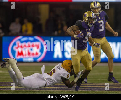 Arizona State Sun Devils defensive back Evan campi (6) viaggi fino a Washington Huskies running back Myles Gaskin (9) durante il quarto trimestre in un PAC-12 College Football gioco su 22 Settembre 2018 presso Husky Stadium di Seattle, Washington. Washington Huskies battere la Arizona Sun Devils 27-20. Foto di Jim Bryant/UPI Foto Stock