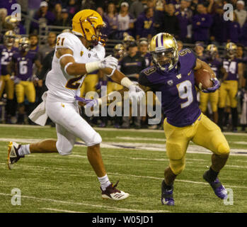 Arizona State Sun Devils cornerback terin ha Adams (21) corre verso Washington Huskies running back Myles Gaskin (9) durante il quarto trimestre in un PAC-12 College Football gioco su 22 Settembre 2018 presso Husky Stadium di Seattle, Washington. Washington Huskies battere la Arizona Sun Devils 27-20. Foto di Jim Bryant/UPI Foto Stock