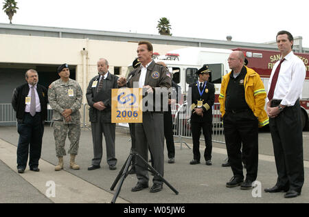 Governatore Arnold Schwarzenegger parla ai media e bay area i vigili del fuoco dopo aver partecipato all'annuale Golden custode esercitare la preparazione alle situazioni di emergenza e di disaster trapanare tenutosi sull'Isola del Tesoro a San Francisco il 16 novembre 2006. (UPI foto/Aaron Kehoe) Foto Stock