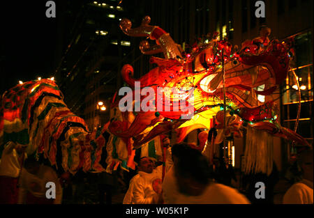 I membri di un team di drago preforma durante il San Francisco cinese di nuovo anni Festival e la sfilata per le vie del centro cittadino di San Francisco il 3 marzo 2007. (UPI foto/Aaron Kehoe) Foto Stock