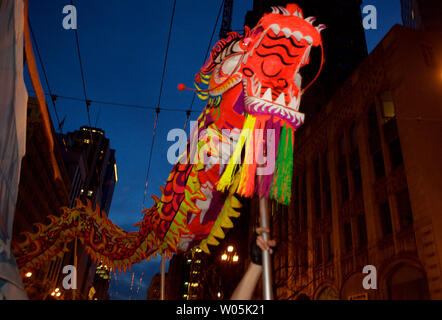 I membri di un team di drago preforma durante il San Francisco cinese di nuovo anni Festival e la Parata di San Francisco il 3 marzo 2007. (UPI foto/Aaron Kehoe) Foto Stock