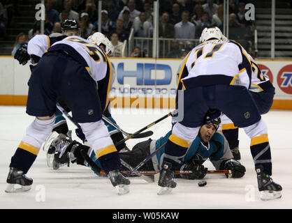 Nashville Predators David Legwand (11) e Jerred Smithson (25) cercare di continuare a giocare come San Jose Sharks Milano Michalek della Repubblica ceca è imbrattata durante il secondo periodo di gioco tre della Western Conference quarti di finale presso l'HP Pavilion a San Jose, la California il 16 aprile 2007. (UPI foto/Aaron Kehoe) Foto Stock