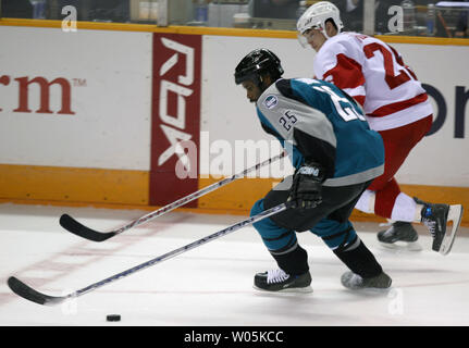 Ali rosse di Detroit center Jiri Hudler della Repubblica ceca corrisponde fino contro San Jose Sharks ala destra Mike Grier nel terzo periodo di gioco tre del secondo turno di spareggi della tazza di Stanley presso l'HP Pavilion a San Jose, la California il 30 aprile 2007. Gli squali 2-1 vittoria mette a San Jose un gioco a. (UPI foto/Aaron Kehoe) Foto Stock