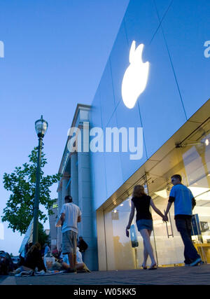 I residenti locali a piedi passato l'Apple store in Walnut Creek, California mentre la linea di attesa per il rilascio del nuovo iPhone inizierà a raccogliere nella parte anteriore attorno a 6pm il 28 giugno 2007. L'iPhone sarà rilasciato il 29 giugno alle 6 pm ora locale. (UPI foto/Aaron Kehoe) Foto Stock