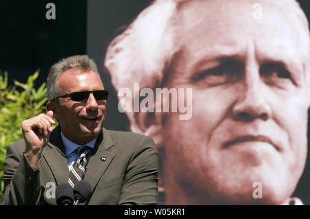 San Francisco 49ers quarterback Joe Montana parla a un pubblico di quasi diecimila persone che hanno onorato Coach Bill Walsh in un memoriale pubblico sulla nuova di nome Bill Walsh campo al Monster Park a San Francisco il 10 agosto 2007. (UPI foto/Aaron Kehoe) Foto Stock