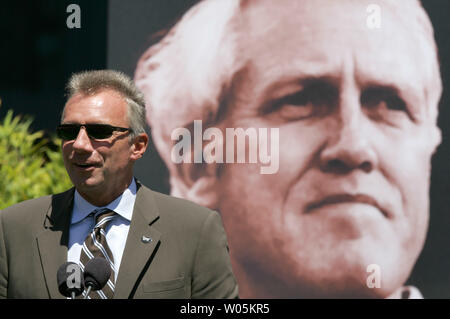 San Francisco 49ers quarterback Joe Montana parla a un pubblico di quasi diecimila persone che hanno onorato Coach Bill Walsh in un memoriale pubblico sulla nuova di nome Bill Walsh campo al Monster Park a San Francisco il 10 agosto 2007. (UPI foto/Aaron Kehoe) Foto Stock