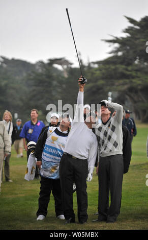 Il team internazionale di stati Angel Cabrera sottolinea la sua palla per Stati Uniti stati Jim Furyk dopo essere diventato bloccato in un albero durante il quarto round del presidenti Cup a Harding Park Campo da Golf di San Francisco, la California il 10 ottobre 2009. UPI/Kevin Dietsch Foto Stock