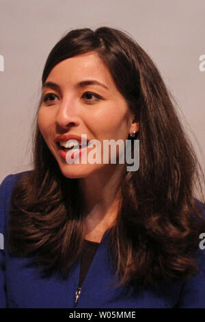 Iranian-American giornalista Roxana Saberi parla della sua rilasciati di recente libro 'tra due mondi: la mia vita e la cattività in Iran", in Cubberley Centro Comunitario a Palo Alto, in California, il 21 aprile 2010. UPI/Mohammad Kheirkhah Foto Stock