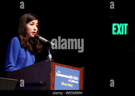 Iranian-American giornalista Roxana Saberi parla della sua rilasciati di recente libro 'tra due mondi: la mia vita e la cattività in Iran", in Cubberley Centro Comunitario a Palo Alto, in California, il 21 aprile 2010. UPI/Mohammad Kheirkhah Foto Stock