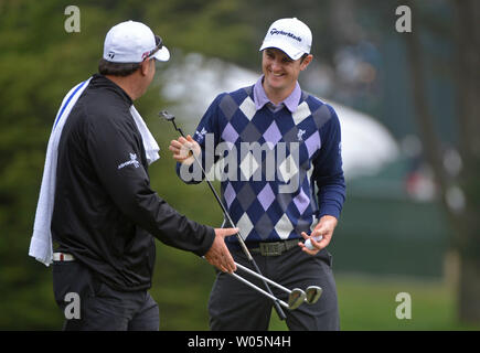 Justin Rosa dell'Inghilterra scambi clubs durante la sua pratica rotonda prima di cominciare la 112U.S. Campionato Open presso il club olimpico a San Francisco, la California il 13 giugno 2012. UPI/Kevin Dietsch Foto Stock