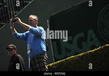 Una ventola prende una foto durante una pratica rotonda prima di cominciare la 112U.S. Campionato Open presso il club olimpico a San Francisco, la California il 13 giugno 2012. UPI/Kevin Dietsch Foto Stock