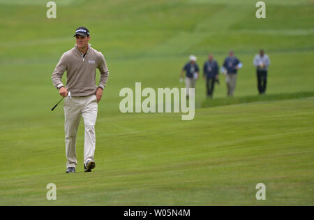 Martin Kaymer di Germania passeggiate sul sedicesimo fairway durante la sua pratica rotonda prima di cominciare la 112U.S. Campionato Open presso il club olimpico a San Francisco, la California il 13 giugno 2012. UPI/Kevin Dietsch Foto Stock