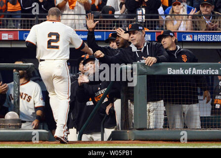 San Francisco Giants Juan Perez festeggia con la squadra come lui entra la scavato dopo il punteggio di una corsa nel secondo inning contro i cittadini di Washington nel gioco 4 del campionato nazionale di serie a divisione di AT&T Park di San Francisco il 7 ottobre 2014. UPI/Terry Schmitt Foto Stock