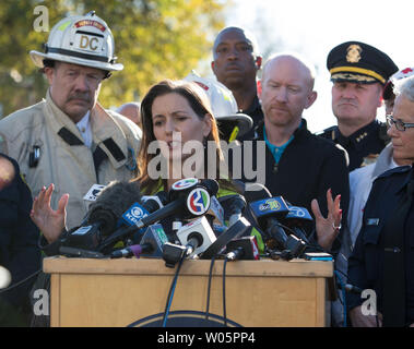 Il sindaco di Oakland Libby Schaaf, sostenuto dal fuoco e dei funzionari di polizia, parla a premere sulla scena di un incendio mortale a un rave a Oakland, la California il 3 dicembre, 2016. Almeno nove persone sono morte e decine di altri sono dispersi. Foto di Khaled Sayed/UPI Foto Stock