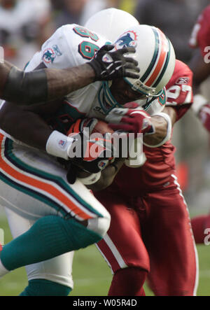 Miami Dolphins wide receiver Marty Booker (86) combatte per yardage Novembre 7, 2004 contro l'Arizona Cardinals al Pro Player Stadium di Miami, FL. Il St. Louis Cardinals battere i delfini di Miami 24-23. (UPI foto/Susan Knowles) Foto Stock