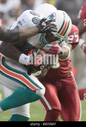 Miami Dolphins wide receiver Marty Booker (86) combatte per yardage Novembre 7, 2004 contro l'Arizona Cardinals al Pro Player Stadium di Miami, FL. L'Arizona Cardinals battere i delfini di Miami 24-23. (UPI foto/Susan Knowles) Foto Stock