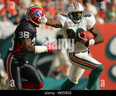 Miami Dolphins wide receiver Marty Booker (86) guadagna yardage contro Buffalo's avvocato Milloy (36) il 5 dicembre 2004 durante il primo semestre azione contro le fatture della Buffalo al Pro Player Stadium di Miami , FL. Le fatture della Buffalo battere i delfini di Miami 42-32. (UPI foto/Susan Knowles) Foto Stock