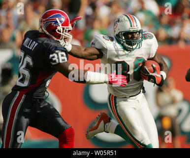 Miami Dolphins wide receiver Marty Booker (86) guadagna yardage contro Buffalo's avvocato Milloy (36) il 5 dicembre 2004 durante il primo semestre azione contro le fatture della Buffalo al Pro Player Stadium di Miami , FL. Le fatture della Buffalo battere i delfini di Miami 42-32. (UPI foto/Susan Knowles) Foto Stock