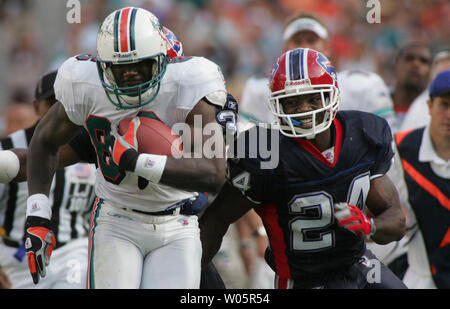 Miami Dolphins wide receiver Marty Booker (86) guadagna yardage Dicembre 5, 2004 durante la prima metà azione contro le fatture della Buffalo al Pro Player Stadium di Miami , FL. Le fatture della Buffalo battere i delfini di Miami 42-32. (UPI foto/Susan Knowles) Foto Stock