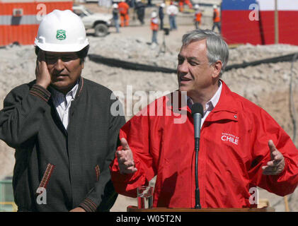 Il Presidente cileno Sebastian Pinera (R) e il presidente boliviano Evo Morales parlare ai giornalisti dopo aver parlato con Carlos Mamani, uno dei minatori salvato dal San Jose miniera vicino a Copiapo, Cile il 13 ottobre 2010. Un incidente intrappolato 33 minatori per più di due mesi più di 2.000 piedi sotto la superficie. UPI/Sebastian Padilla Foto Stock