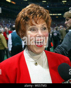 L'attrice Marion Ross che ha giocato la parte della sig.ra Cunningham su anni settanta sitcom "Happy Days", fa un colloquio dal campo prima di una partita tra il St. Louis Rams e i falchi di Atlanta a Edward Jones Dome di St Louis il 13 ottobre 2003. (UPI/BILL GREENBLATT) Foto Stock