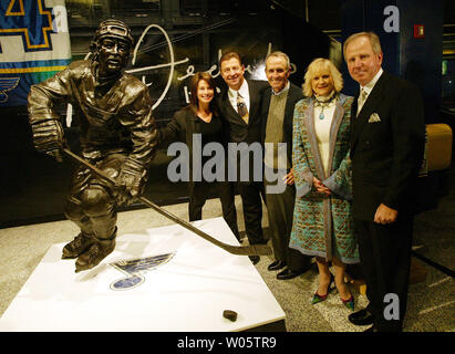 Ex St Louis Blues" centro e Hockey Hall of Famer Bernie Federko (secondo da sinistra) in posa per una fotografia con la sua nuova statua con mia moglie (L a R) Bernadette, , scultore Harry Weber e proprietario di Blues di Nancy e Bill Laurie dopo una cerimonia di inaugurazione al Savvis Center di San Louis il 1 novembre 2003. Federko, che ha suonato per il Blues dal 1976-1989, è entrato l'Hockey Hall of Fame di un anno fa. (UPI/Bill Greenblatt) Foto Stock