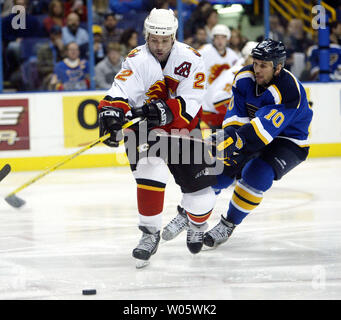 Louis Blues Dallas Drake (R) ganci Calgary Flames Craig Conroy a lento in giù lui a St. Louis zona durante il secondo periodo al Savvis Center di San Luigi il 2 marzo 2004. (UPI foto/Bill Greenblatt) Foto Stock