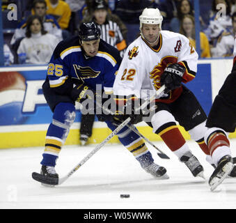 Calgary Flames Craig Conroy (R) blocchi St Louis Blues" Pascal Rheaume da ottenere per il puck nel secondo periodo al Savvis Center di San Luigi il 14 marzo 2004. (UPI foto/Bill Greenblatt) Foto Stock