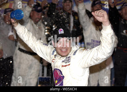 NASCAR Busch Series pilota Martin Truex Jr celebra la sua vittoria nella carta 250 gara al Gateway International Raceway in Madison, IL. maggio su 8, 2004. Truex condurre la gara per 122 giri. (UPI foto/Bill Gutweiler) Foto Stock