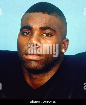 Ex University of Missouri e Kansas City Chiefs football player Ernest Blackwell, mostrato in questo 1997 file foto, morì lungo il tragitto per un ospedale dopo le riprese la sua figliastra e attacco 10 ufficiali di polizia nel villaggio di Glasgow, Mo il 12 agosto 2004. La polizia dice Blackwell ha iniziato la sua notte di rampage da sparare il suo nove-anno-vecchio figliastra con un 12-manometro fucile cominciò allora la punzonatura di un 14-anno-vecchio per il prossimo. (UPI foto/bg/Università di MO) Foto Stock